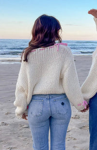 Bea | One Shoulder Chunky Knit Pullover mit rosa Kontrastband Schleife Akzente