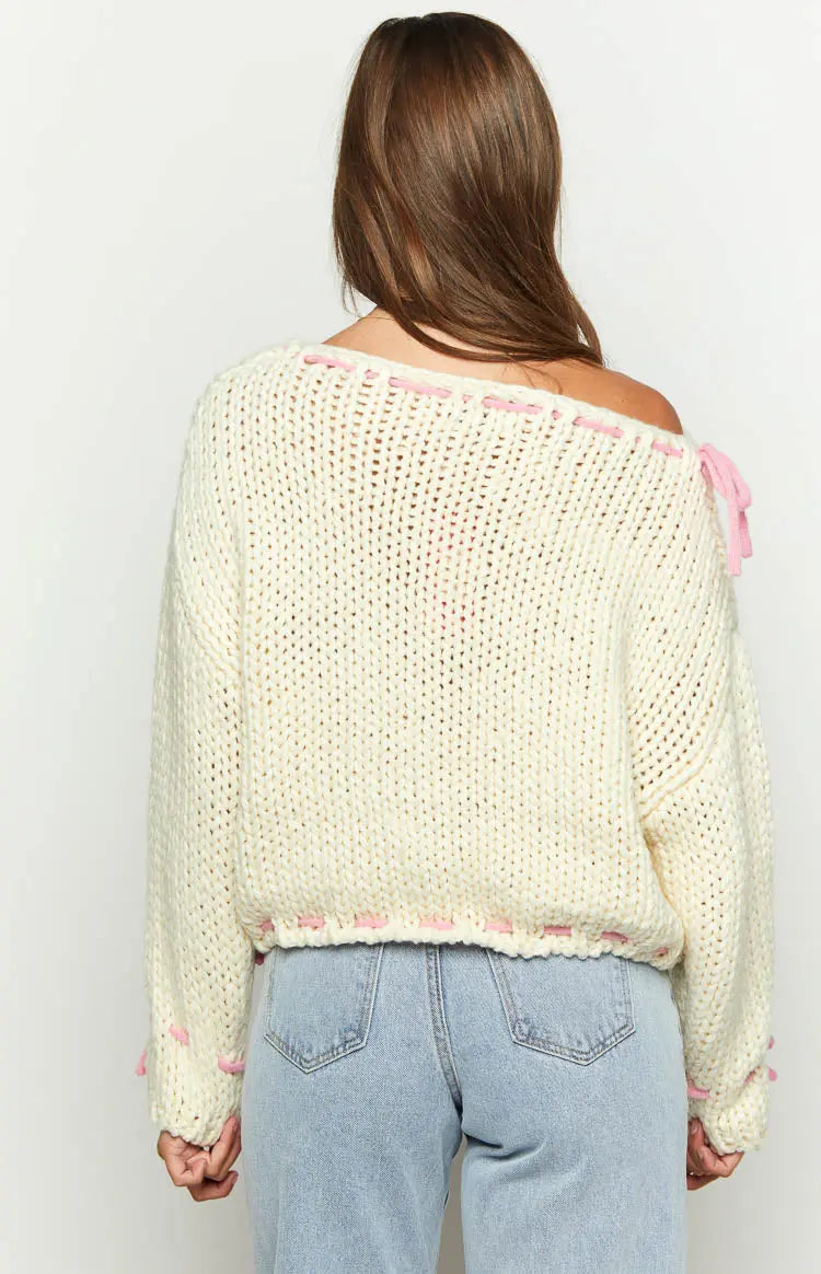 Bea | One Shoulder Chunky Knit Pullover mit rosa Kontrastband Schleife Akzente