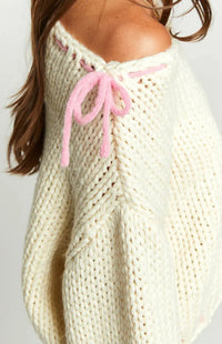 Bea | One Shoulder Chunky Knit Pullover mit rosa Kontrastband Schleife Akzente