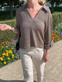 Gerippter Strickpullover mit Kragen