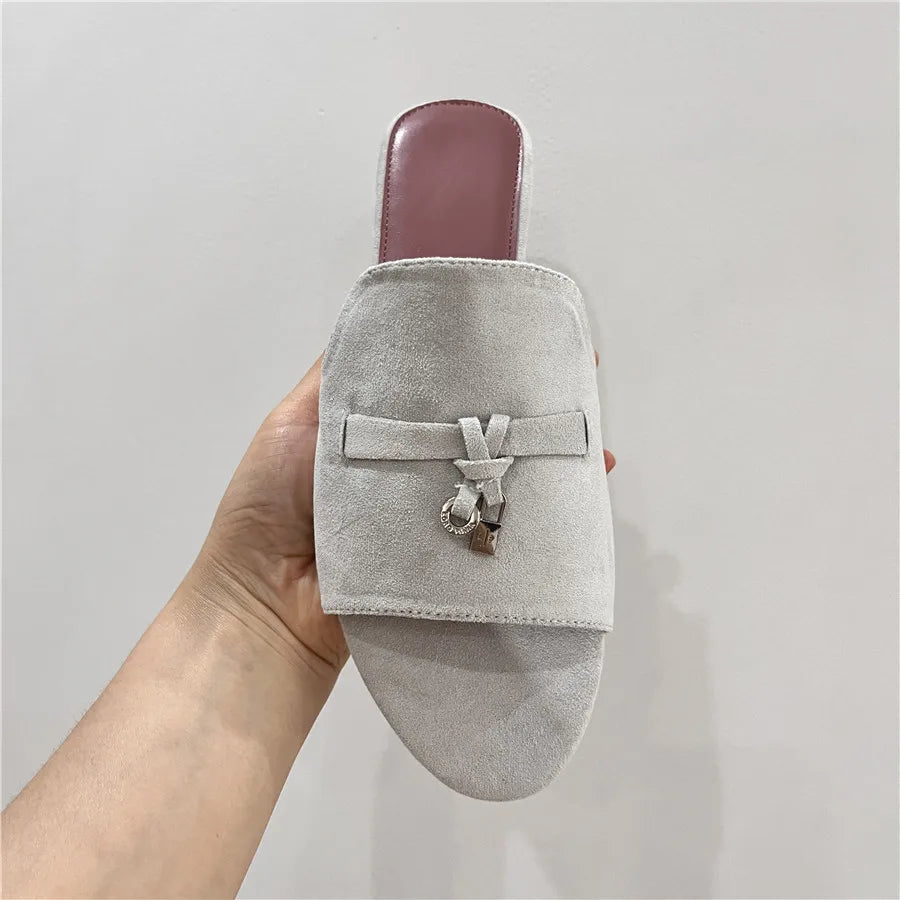 Stilvolle flache Pantoletten